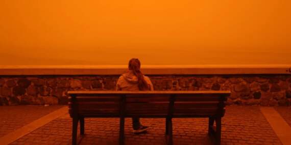 Afrika’dan geldi, Girit Adası’nı kırmızıya bürüdü: Çöl tozları adım adım Türkiye’ye yaklaşıyor