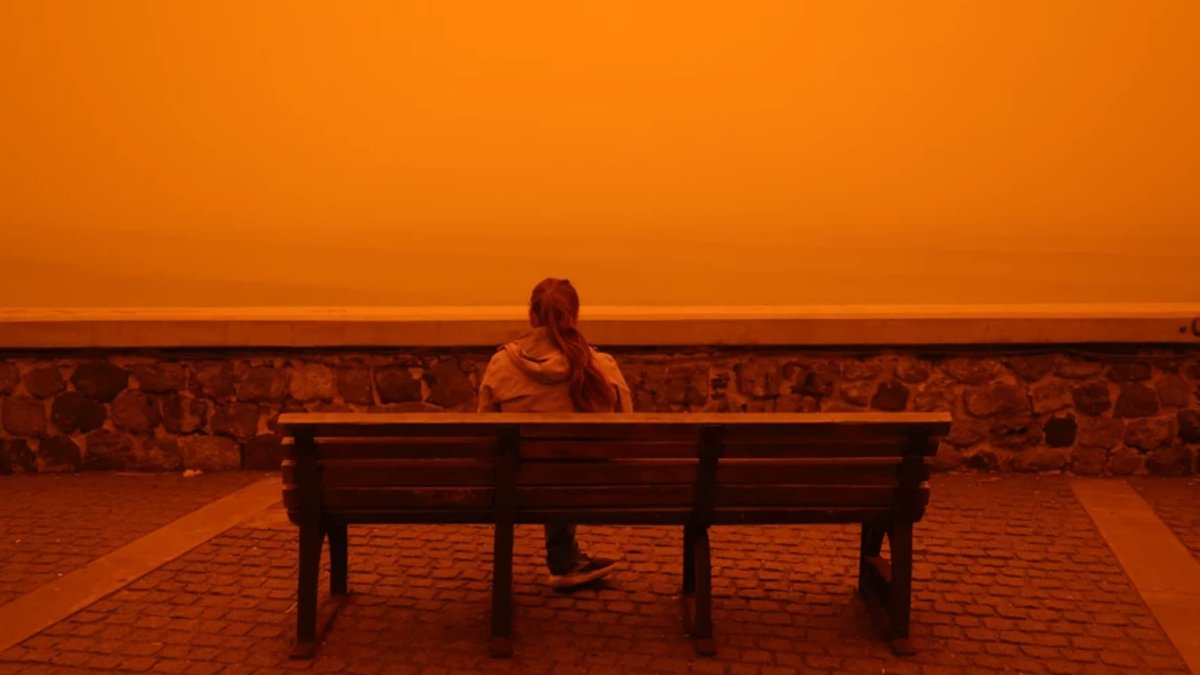 Afrika’dan geldi, Girit Adası’nı kırmızıya bürüdü: Çöl tozları adım adım Türkiye’ye yaklaşıyor