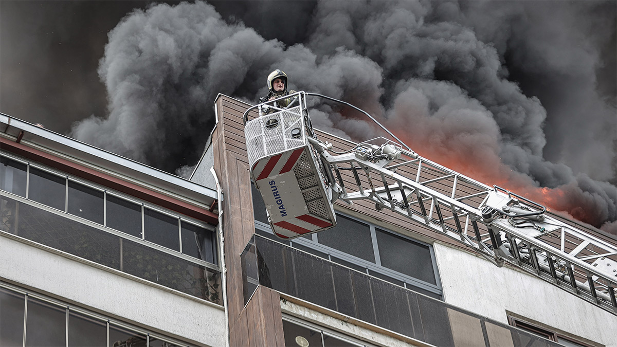 Bursa’da çatı katında can pazarı! Alevler arasında kalan işçileri itfaiye ekipleri kurtardı