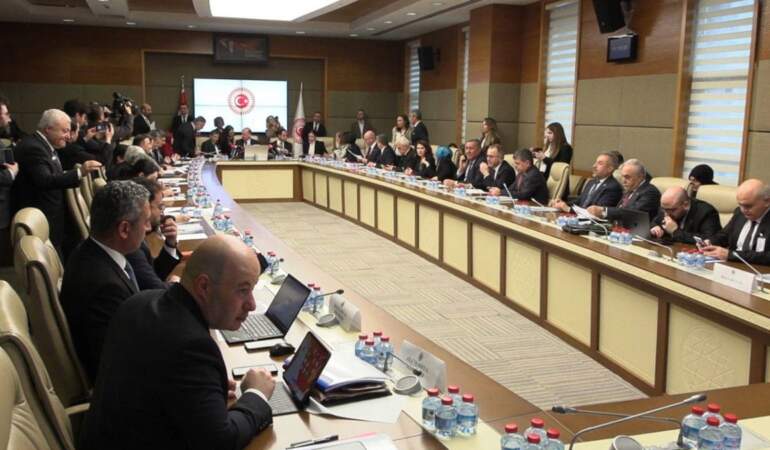 Sosyal medya ve doğum izni düzenlemesi: Komisyonda görüşmeler başladı