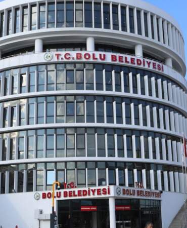 Bolu Belediyesi’ne operasyon: Ekipler binada arama yapıyor