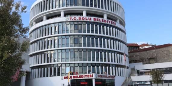 Bolu Belediyesi’ne operasyon: Ekipler binada arama yapıyor