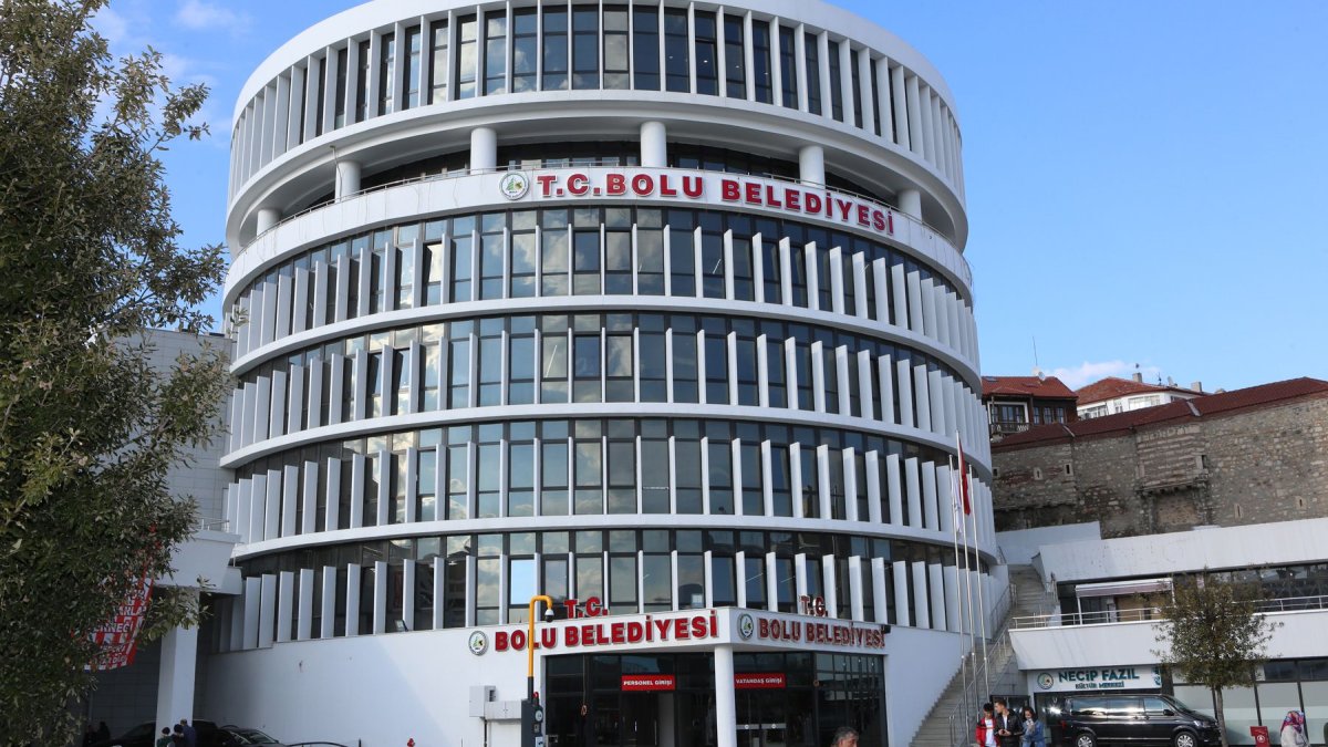 Bolu Belediyesi’ne operasyon: Ekipler binada arama yapıyor