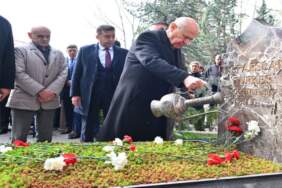 Bahçeli, Alparslan Türkeş’in kabrini ziyaret etti
