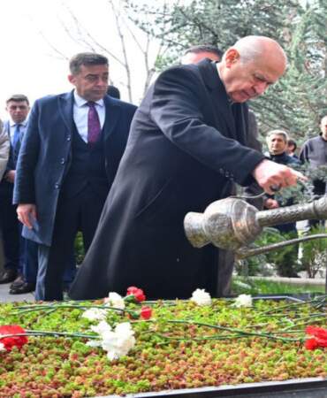 Bahçeli, Alparslan Türkeş’in kabrini ziyaret etti