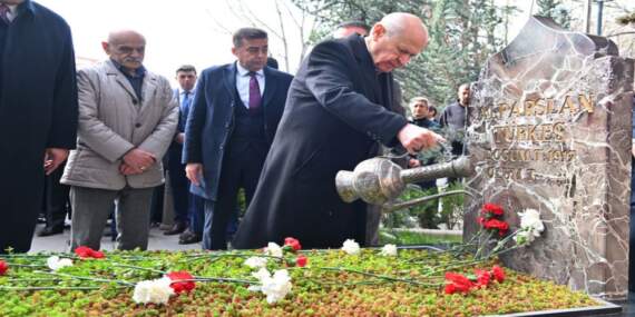 Bahçeli, Alparslan Türkeş’in kabrini ziyaret etti