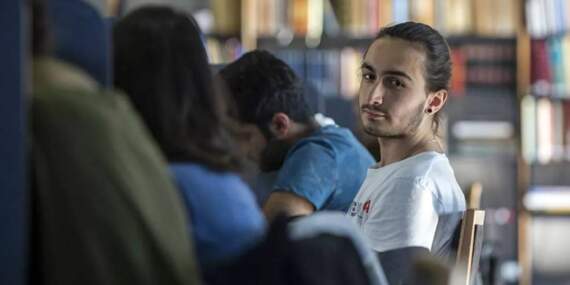 Hayaller yerini hayatta kalma mücadelesine bıraktı: Gençlerin yüzde 84’ü kendi ülkesinde “yabancı” kalıyor