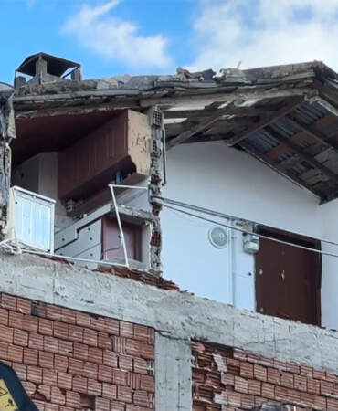 Avcılar’da kentsel dönüşüm yıkımı yan binaya zarar verdi: Duvar yıkıldı, ev kullanılamaz hale geldi