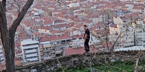 ‘Eşim gelmeden inmeyeceğim’ dedi: Surlara çıkan şahıs ekipleri harekete geçirdi