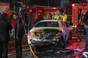 İstanbul’da dehşet görüntüleri: Araçları ateşe verdiler, sahibinin villasına saldırdılar