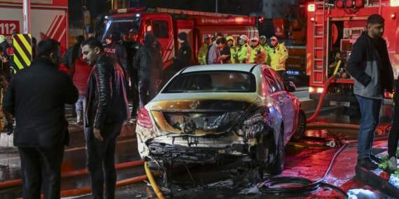 İstanbul’da dehşet görüntüleri: Araçları ateşe verdiler, sahibinin villasına saldırdılar