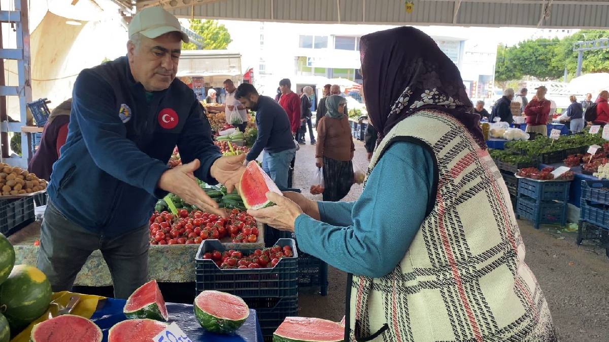 Sezonun ilk karpuzları ‘Dilimle’ satışta: Kilosu 50 TL