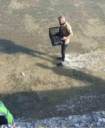 Kimi poşetle kimi kasa ve kovalarla akın etti: Balık yakalamak için verdikleri uğraş şaşırttı