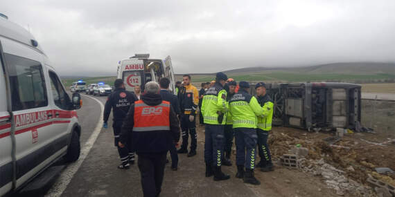 Aksaray’da yolcu otobüsü devrildi: Çok sayıda yaralı var