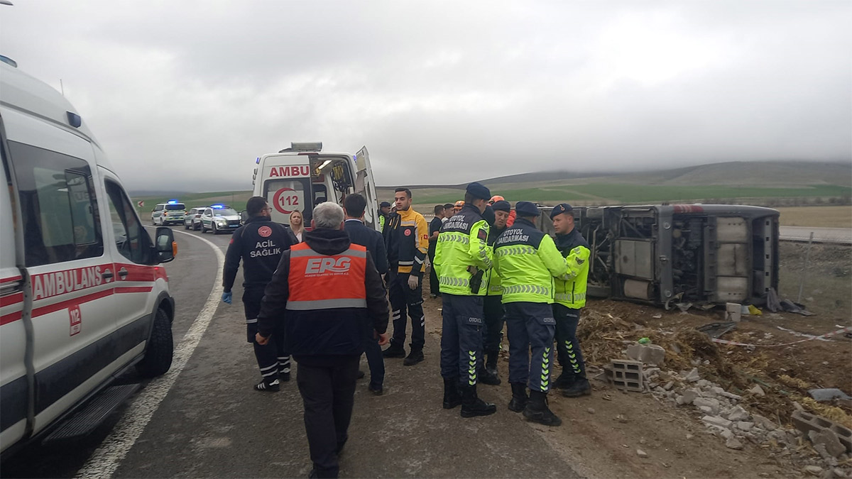 Aksaray’da yolcu otobüsü devrildi: Çok sayıda yaralı var
