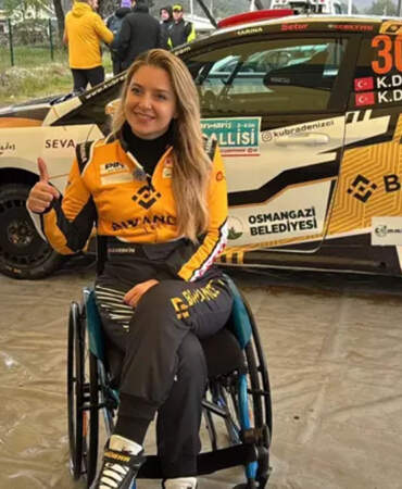 “Otomobil Benim Özgürlük Kapım”: Türkiye’nin ilk engelli kadın pilotundan çifte başarı!