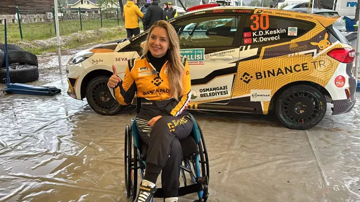 “Otomobil Benim Özgürlük Kapım”: Türkiye’nin ilk engelli kadın pilotundan çifte başarı!