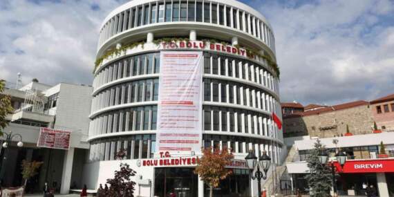 Bolu Belediyesi’ne operasyon: Başkan yardımcısı ve bir belediye meclis üyesi gözaltında