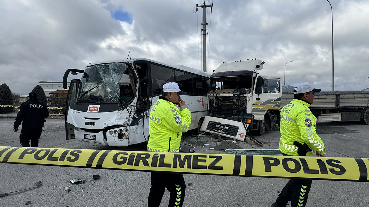 Karaman’da işçi servisi tırla çarpıştı: Çok sayıda yaralı var