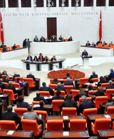 Meclis’te “Yeter Sayı” krizi: Doğum izni düzenlemesi ertelendi