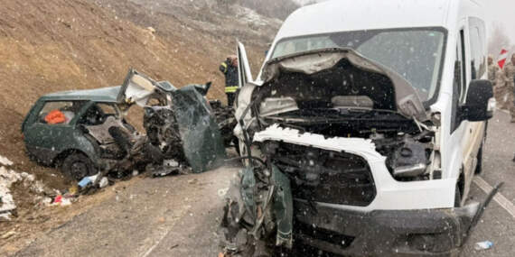 Öğretmenleri taşıyan servis ile otomobil birbirine girdi: 1 kişi hayatını kaybetti