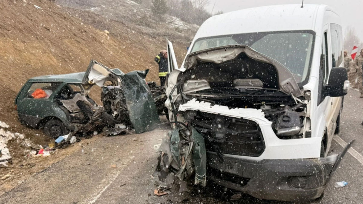 Öğretmenleri taşıyan servis ile otomobil birbirine girdi: 1 kişi hayatını kaybetti