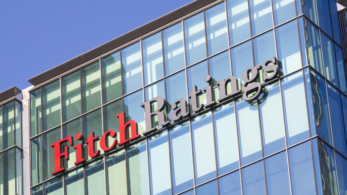 Fitch, Türkiye’nin kredi görünümünü pozitiften durağana çevirdi