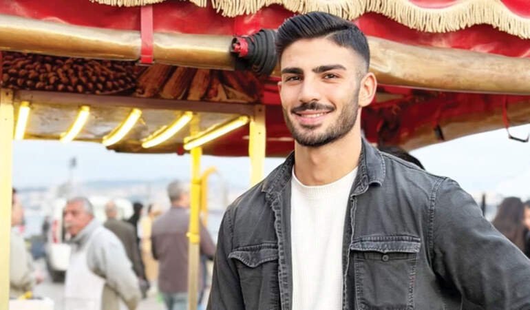 Tezgahın önünde metrelerce kuyruk: Kestane almaya değil, fotoğraf çektirmeye geliyorlar!