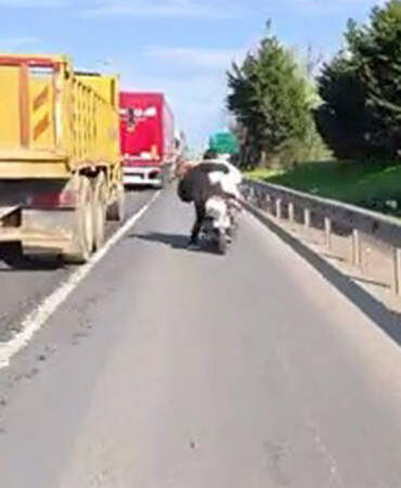 Ataşehir TEM’de dehşet: Motosiklette saç çekme kavgası kamerada
