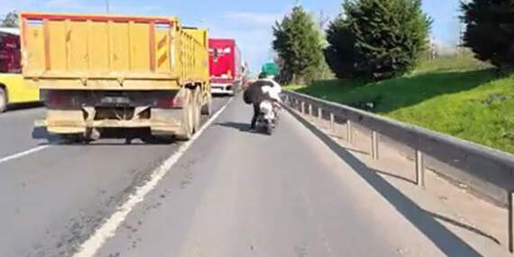 Ataşehir TEM’de dehşet: Motosiklette saç çekme kavgası kamerada