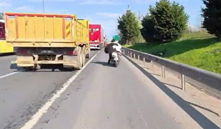 Ataşehir TEM’de dehşet: Motosiklette saç çekme kavgası kamerada