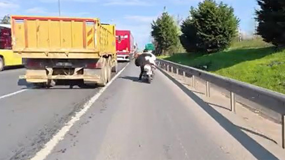 Ataşehir TEM’de dehşet: Motosiklette saç çekme kavgası kamerada