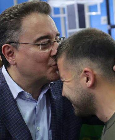 Babacan 24 yaşındaki üniversite mezunu çiftçiyi alnından öptü: Faize verilen para çiftçiye verilenin 16 katı