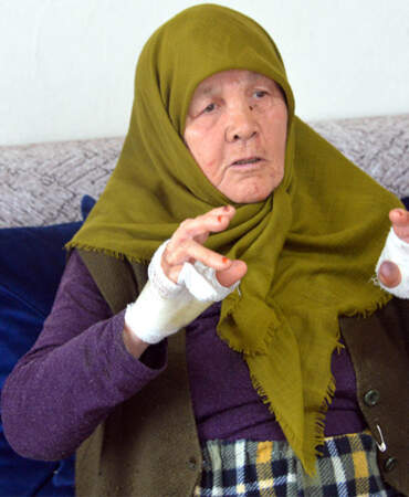 85 yaşındaki kadına bileziği için kabusu yaşattı: Boğazına bıçak dayadı, ellerinden yaralandı