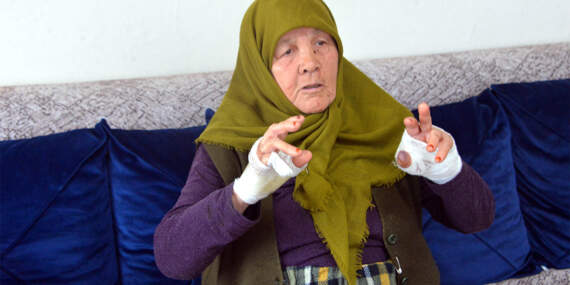 85 yaşındaki kadına bileziği için kabusu yaşattı: Boğazına bıçak dayadı, ellerinden yaralandı