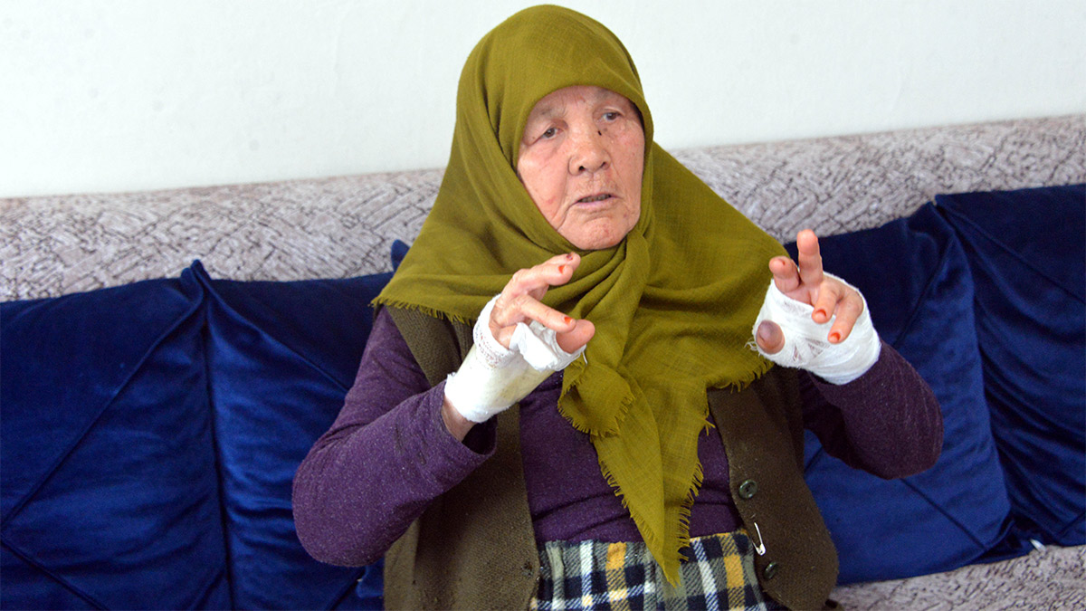 85 yaşındaki kadına bileziği için kabusu yaşattı: Boğazına bıçak dayadı, ellerinden yaralandı