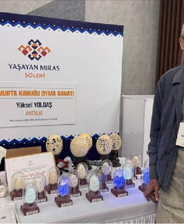 Televizyonda gördü kolları sıvadı! Tavuk, bıldırcın, deve kuşu fark etmiyor, hepsini tek tek elinde işliyor