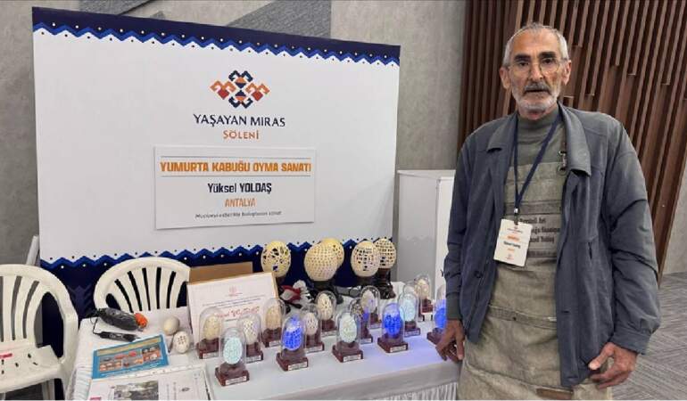 Televizyonda gördü kolları sıvadı! Tavuk, bıldırcın, deve kuşu fark etmiyor, hepsini tek tek elinde işliyor