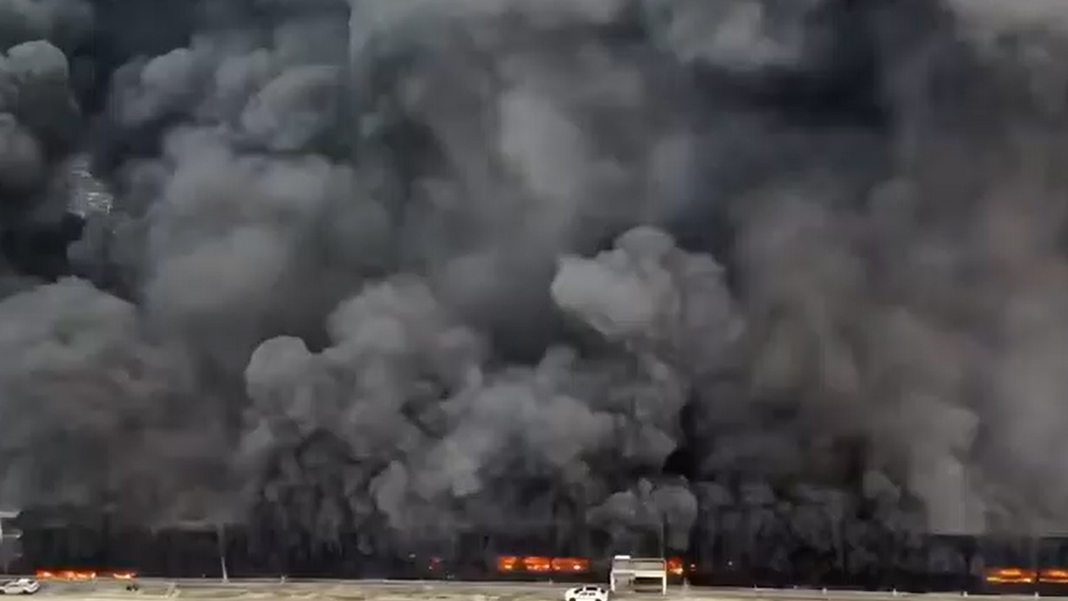 Dehşete düşüren görüntüler: Araba fabrikası alev alev yanıyor