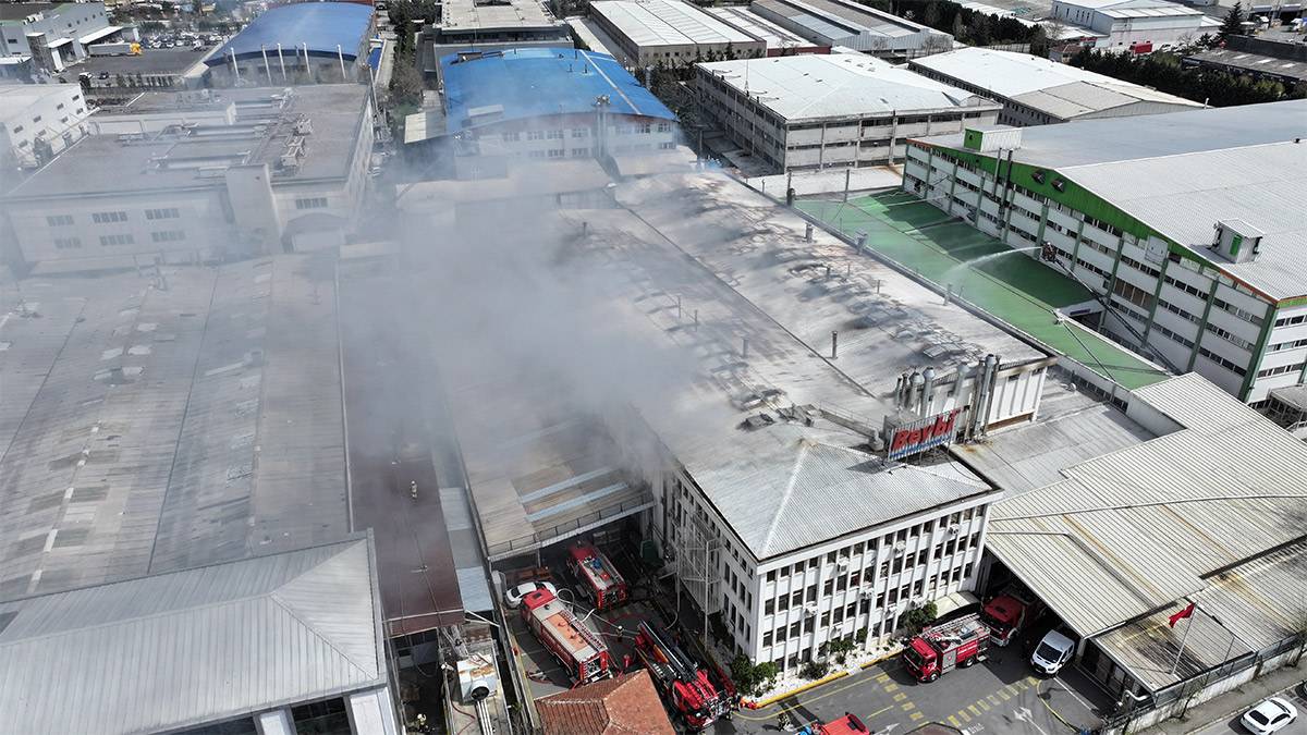 Ümraniye’de fabrikada yangın! İtfaiye ekipleri müdahale etti
