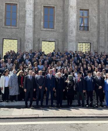 Bahçeli, Meclis’te teşkilat mensuplarıyla fotoğraf çektirdi