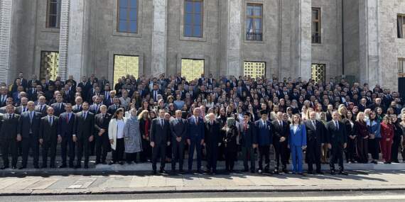 Bahçeli, Meclis’te teşkilat mensuplarıyla fotoğraf çektirdi