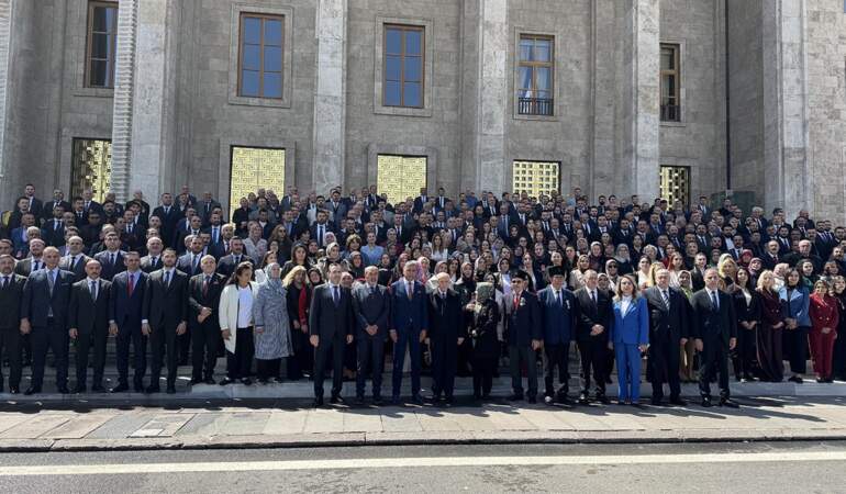 Bahçeli, Meclis’te teşkilat mensuplarıyla fotoğraf çektirdi