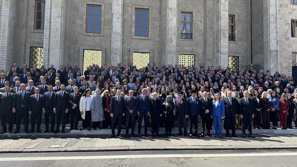 Bahçeli, Meclis’te teşkilat mensuplarıyla fotoğraf çektirdi