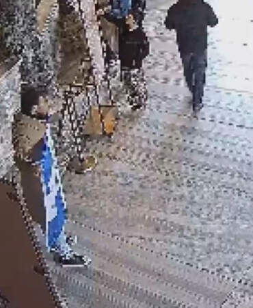 Ayasofya’da provokasyon: Bayrak açan Yunan turistler tutuklandı