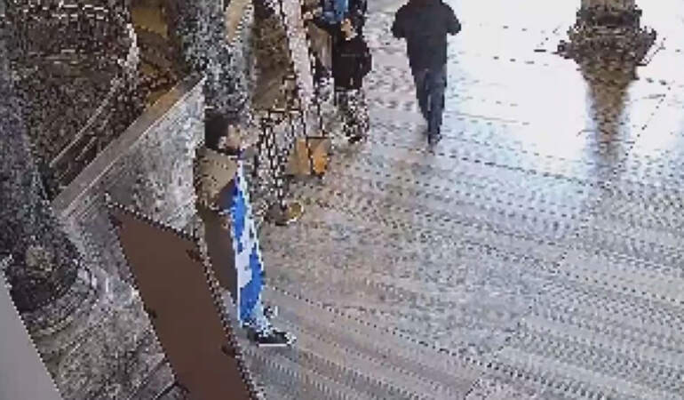 Ayasofya’da provokasyon: Bayrak açan Yunan turistler tutuklandı