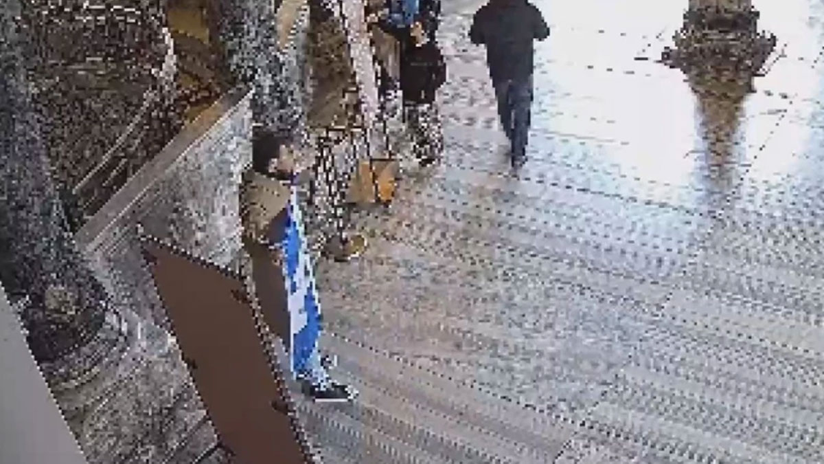 Ayasofya’da provokasyon: Bayrak açan Yunan turistler tutuklandı
