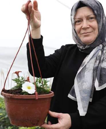 Ev hanımlığını bıraktı, kendi işinin patronu oldu! Mahalledeki kadınlara iş kapısı oluyor