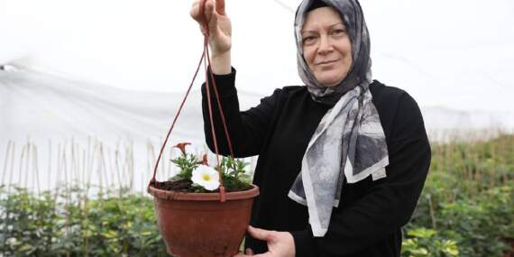 Ev hanımlığını bıraktı, kendi işinin patronu oldu! Mahalledeki kadınlara iş kapısı oluyor