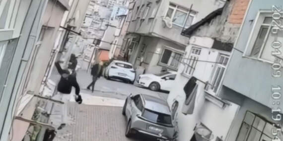 Gündüz vakti 3’üncü kata tırmanıp çantayı çaldı: O anlar kamerada